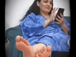 If domlon ignoring by her soles